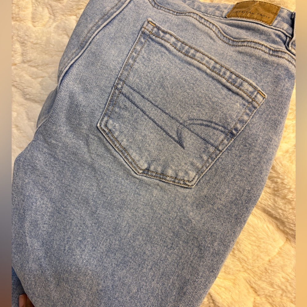 American Eagle Outfitters High Rise Light Wash Mom Jeans Size 0 - Picture 6 of 6